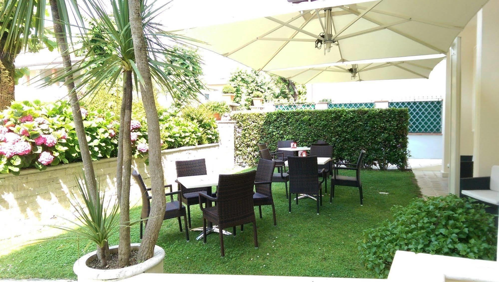 Hotel Pigalle Forte dei Marmi Exterior foto
